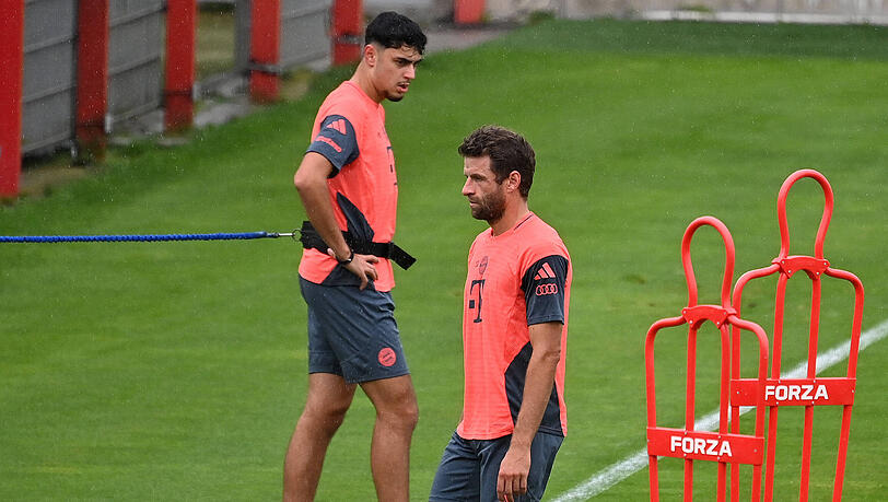 Aleksandar Pavlovic und Thomas Müller trainieren an der Säbener Straße. Aleksandar Pavlovic und Thomas Müller trainieren an der Säbener Straße.