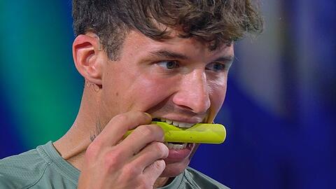 Micha muss im "Sommerhaus der Stars" einmal mehr die Zähne zusammenbeißen.