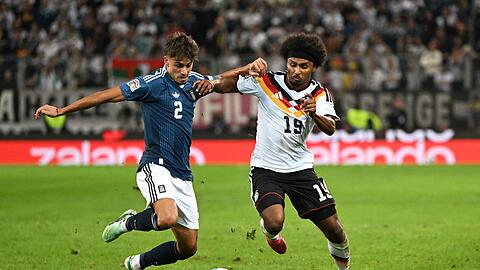 Dynamisch unterwegs auf dem Fl&uuml;gel: Karim Adeyemi (r).