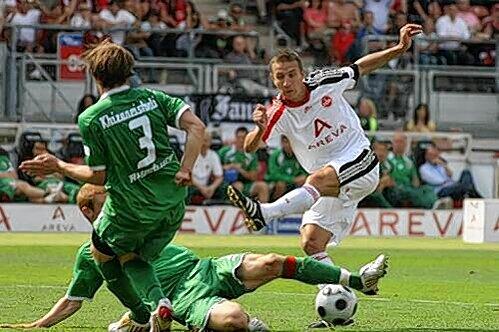 Auf ein Neues: Club-Phantom Marek Mintal trifft mal wieder auf FCA-Kapitän Uwe Möhrle (liegend).