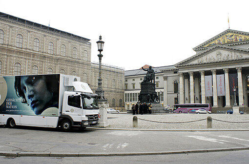Vor der Staatsoper steht der &bdquo;Zeitzeugenbus&ldquo; mit dem mobilen TV-Studio