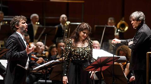 Antonio Pappano (re.) mit Jonas Kaufmann und Anja Harteros bei Aufnahmen zu Verdis "Aida&ldquo;.