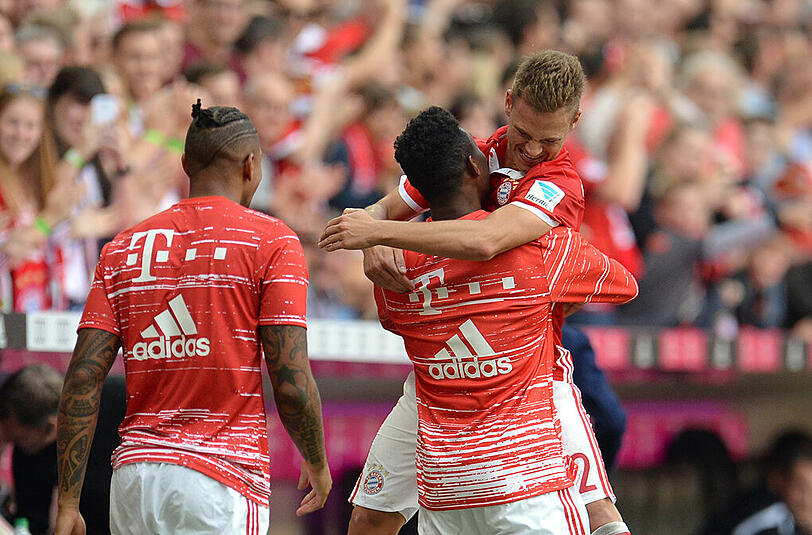 Alabas Vorahnung: &bdquo;David hat mir gesagt, dass ich ein Tor mache&ldquo;, verrät Joshua Kimmich (r.).