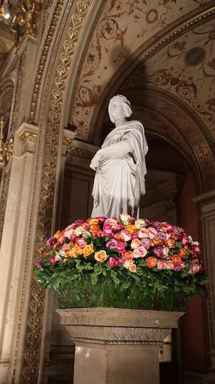 Der Blumenschmuck, wie jedes Jahr wird er am Ende von den Besuchern mitgenommen.