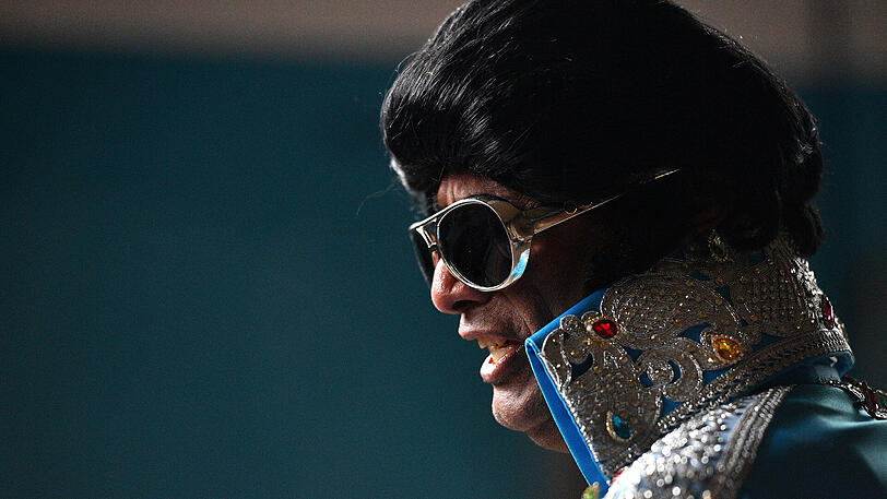 Eine beeindruckende Tolle kann dieser Elvis-Fan vorweisen. Die Frisur sitzt!
