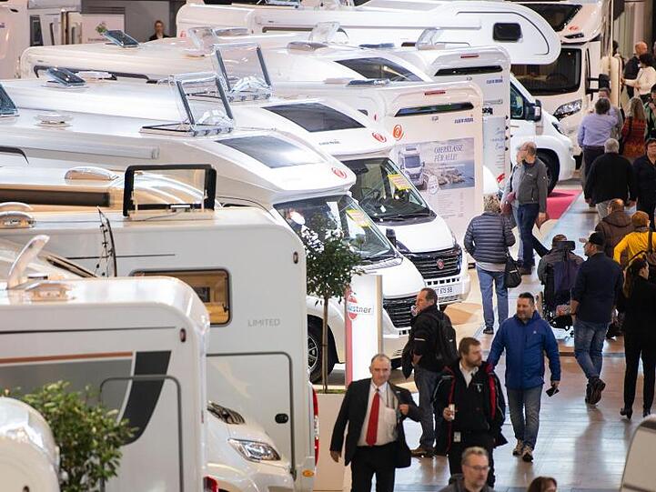 Wohnmobile stehen auf der Reisemesse CMT in Stuttgart (Symbolbild).