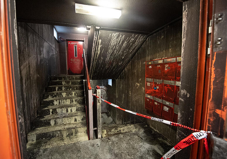 Das Treppenhaus des Studentenwohnheims ist nach einem Feuer stark verrußt.