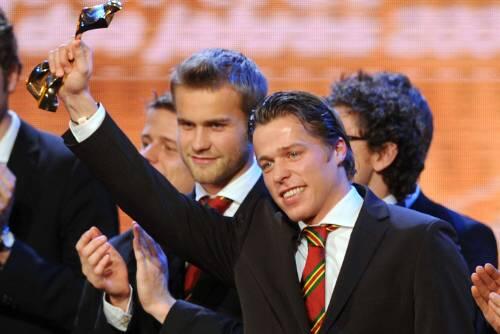&bdquo;Ein würdiger Abschluss&ldquo;: Max Müller (Mitte, neben Kapitän Timo Weß) bei der Preisverleihung zur Mannschaft des Jahres.