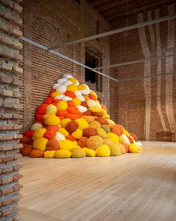 Die Backstein-Mauern eignen sich perfekt, um moderne Kunst zu zeigen etwa von Sheila Hicks.