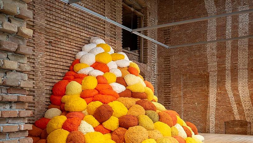 Die Backstein-Mauern eignen sich perfekt, um moderne Kunst zu zeigen etwa von Sheila Hicks.