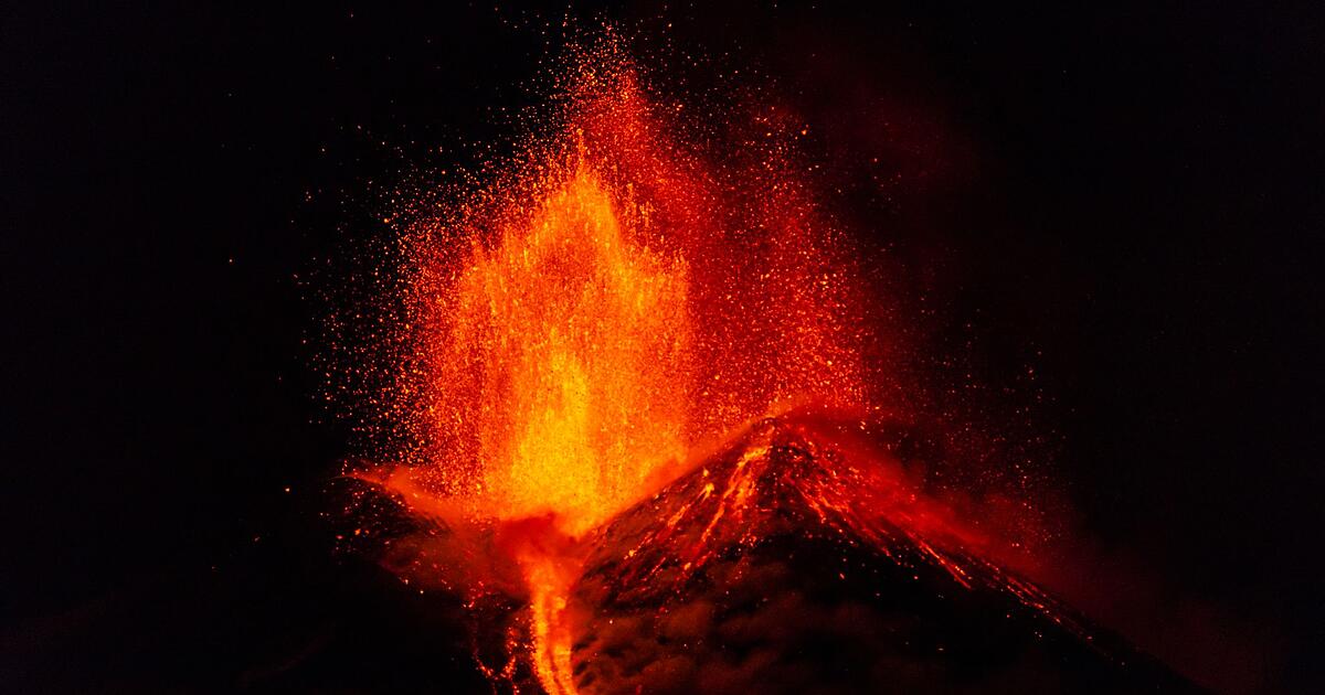 -tna-spuckt-gl-hendes-Material-leichter-Ascheregen