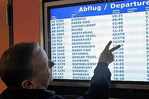 Die Anzeigetafel am Nürnberger Flughafen verzeichnete am Montag nur wenige Ausfälle.