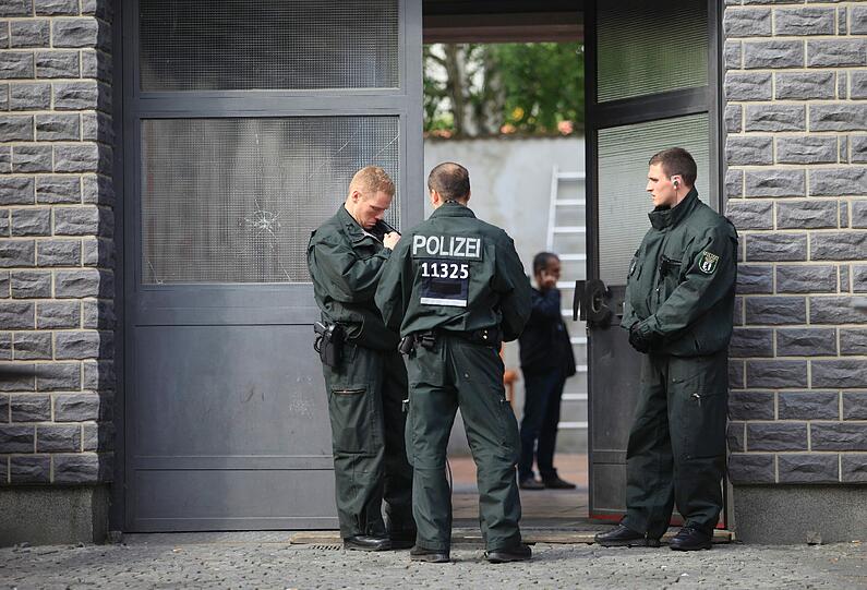Razzia bei den Hells Angels: Poliziten verladen Motorräder, Bilder und andere Beweismittel und räumen ein Rocker-Clubhaus in Berlin aus. Die Bilder
