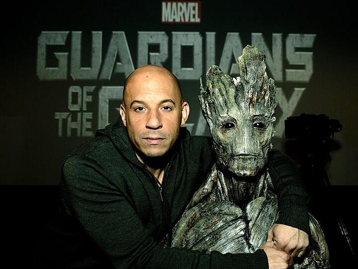Vin Diesel neben dem Modell von Groot
