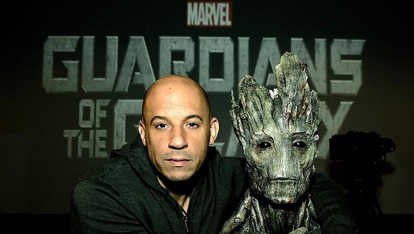 Vin Diesel neben dem Modell von Groot Vin Diesel neben dem Modell von Groot