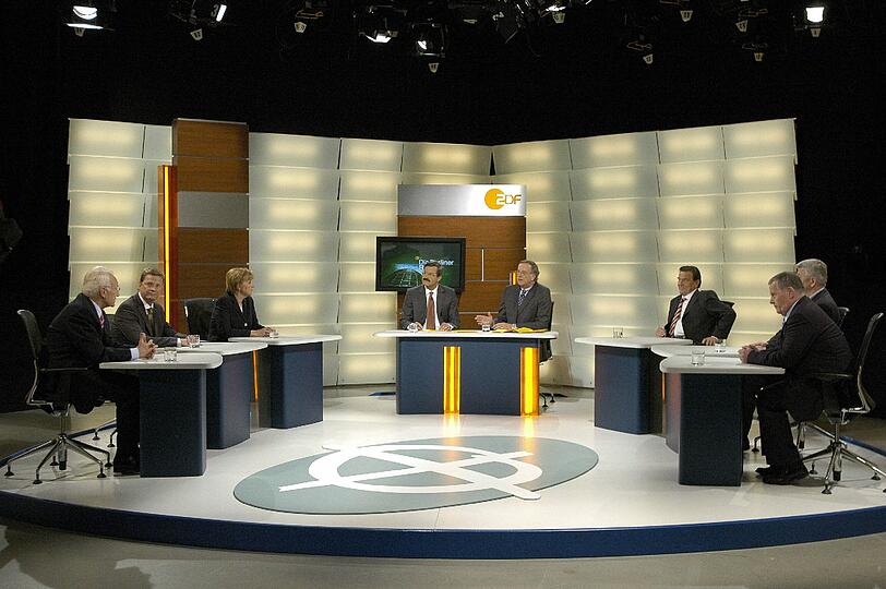 Mittlerweile schon ein Klassiker der TV-Geschichte: Die Berliner Runde nach der Bundestagswahl 2005. «Niemand außer mir ist in der Lage, eine stabile Regierung zu bilden», beteuerte der noch amtierende Bundeskanzler Gerhard Schröder (SPD) in der Berliner Fernsehrunde nach den ersten Hochrechnungen. Und in Richtung von Angela Merkel fügte er nahezu drohend hinzu, sie glaube doch nicht ernsthaft, dass seine SPD sie zur Kanzlerin wählen würde. Es kam anders.