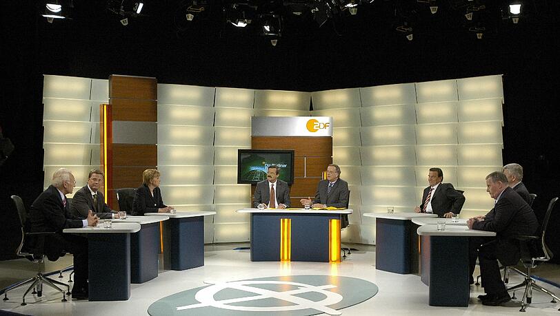 Mittlerweile schon ein Klassiker der TV-Geschichte: Die Berliner Runde nach der Bundestagswahl 2005. «Niemand außer mir ist in der Lage, eine stabile Regierung zu bilden», beteuerte der noch amtierende Bundeskanzler Gerhard Schröder (SPD) in der Berliner Fernsehrunde nach den ersten Hochrechnungen. Und in Richtung von Angela Merkel fügte er nahezu drohend hinzu, sie glaube doch nicht ernsthaft, dass seine SPD sie zur Kanzlerin wählen würde. Es kam anders. Mittlerweile schon ein Klassiker der TV-Geschichte: Die Berliner Runde nach der Bundestagswahl 2005. «Niemand außer mir ist in der Lage, eine stabile Regierung zu bilden», beteuerte der noch amtierende Bundeskanzler Gerhard Schröder (SPD) in der Berliner Fernsehrunde nach den ersten Hochrechnungen. Und in Richtung von Angela Merkel fügte er nahezu drohend hinzu, sie glaube doch nicht ernsthaft, dass seine SPD sie zur Kanzlerin wählen würde. Es kam anders.