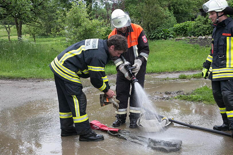 Eine Kuh in Petting musste von der Feuerwehr aus der Güllegrube gehievt werden. Die Bilder.