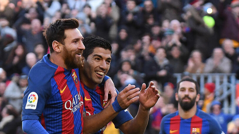 Luis Suarez gratuliert Lionel Messi zu seinem Rekord