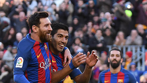 Luis Suarez gratuliert Lionel Messi zu seinem Rekord