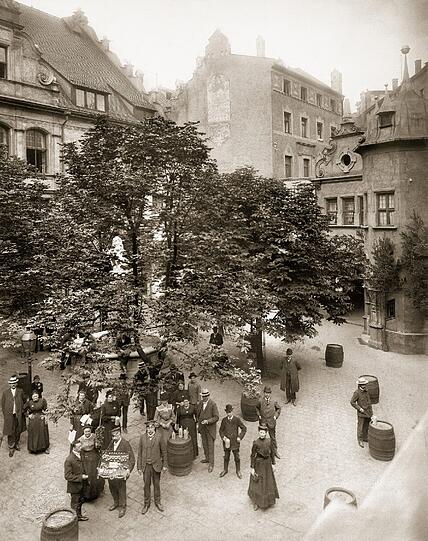 1910: Wer kennt diesen Biergarten? Der Innenhof des Hofbräuhauses schaut heute auch noch so aus. Hier warten Andenken- und Breznverkäufer auf die Touristen. Insgesamt scheint sich bloß wenig verändert zu haben.