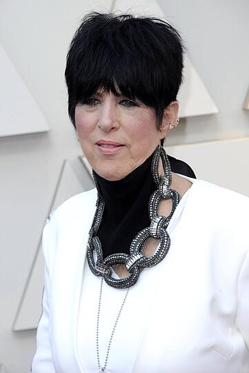 Flop: Bei diesem Halsschmuck von Diane Warren macht man sich fast Sorgen, dass sie keine Luft mehr bekommt.