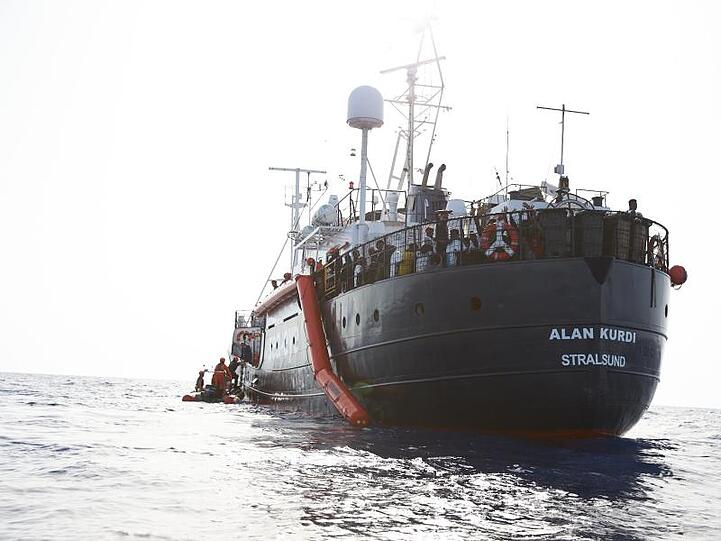 Flüchtlinge werden vor der Küste von Libyen von Mitgliedern der Rettungsorganisation Sea-Eye auf deren Schiff "Alan Kurdi" gebracht.