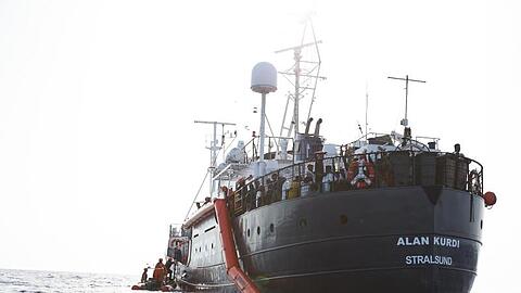 Flüchtlinge werden vor der Küste von Libyen von Mitgliedern der Rettungsorganisation Sea-Eye auf deren Schiff "Alan Kurdi" gebracht.
