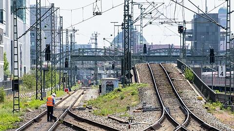 Ein Bauarbeiter untersucht die S-Bahn-Stammstrecke zwischen Donnersbergerbrücke und Hackerbrücke. Foto: Matthias Balk/Archivbild