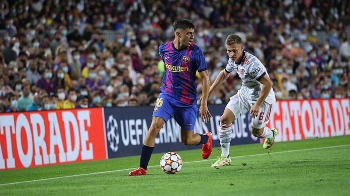 Barca-Jungstar Pedri im Duell mit Joshua Kimmich (rechts): Der FC Bayern gewann das Champions-League-Gruppenspiel beim FC Barcelona am 14. September mit 3:0.