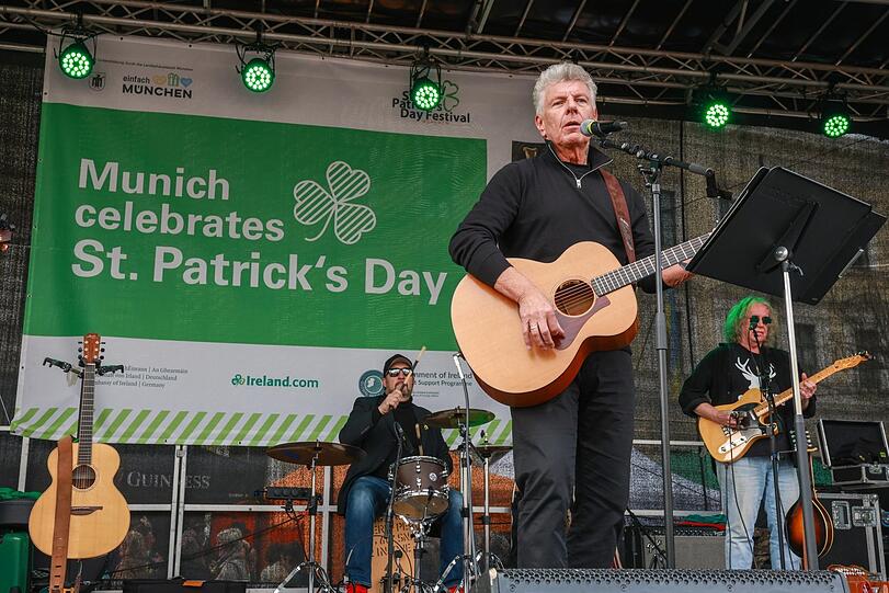 Oberbürgermeister Dieter Reiter (SPD) an der Gitarre.