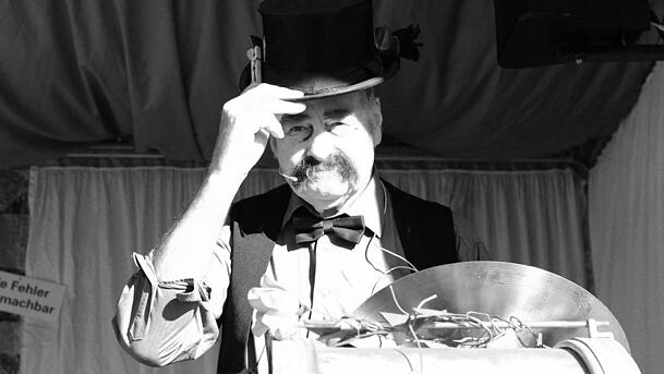 Ringo Praetorius auf der Schichtl-Bühne: Der Wiesn-Henker hat bis zuletzt sein wahres Alter nicht verraten. Ringo Praetorius auf der Schichtl-Bühne: Der Wiesn-Henker hat bis zuletzt sein wahres Alter nicht verraten.