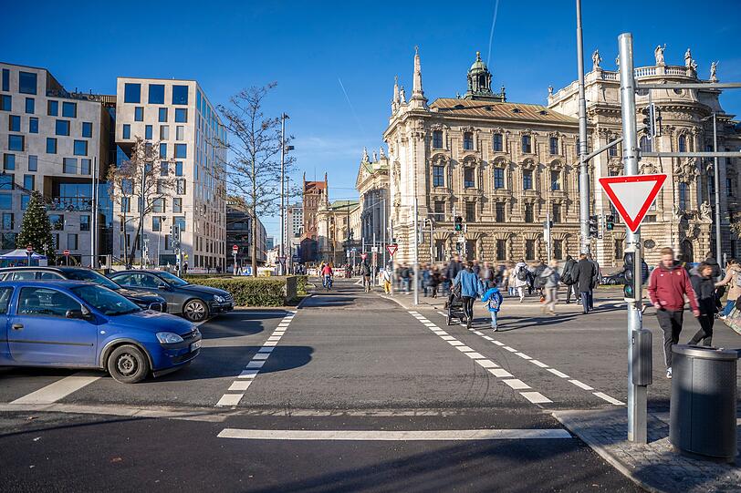 Neue Rad- und Fußgängerquerung am Stachus. Neue Rad- und Fußgängerquerung am Stachus.