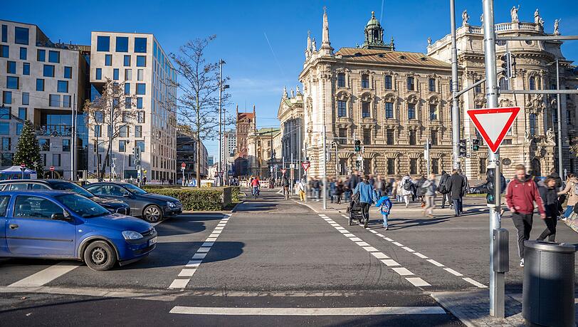 Neue Rad- und Fu&szlig;g&auml;ngerquerung am Stachus.