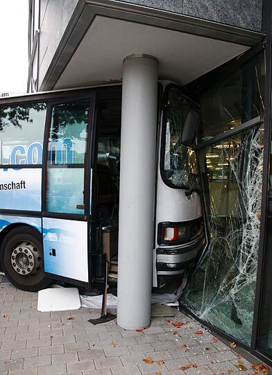 Ein Bus steht am Donnerstag (06.10.2011) nach einem Unfall in einer Filiale der VR-Bank in Bayreuth (Oberfranken).