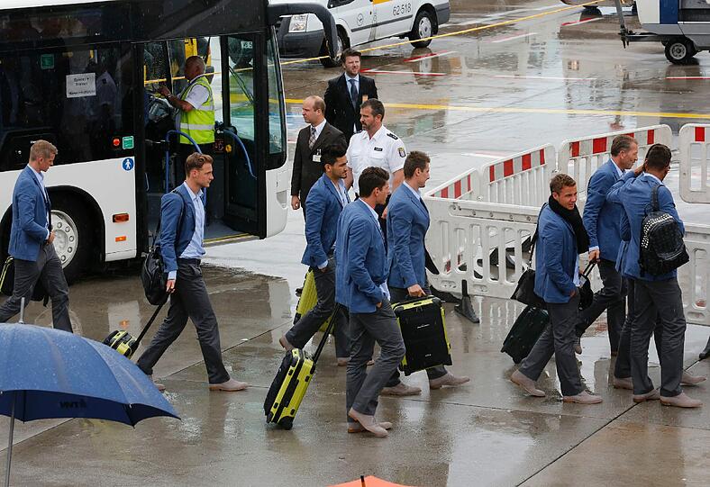 Abflug zum Titel? Die DFB-Elf ist nach Polen gestartet. Die Bilder