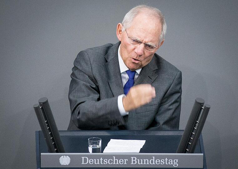 Plant angesichts der Flüchtlingskrise begrenzte Steueranreize zur Förderung von preiswertem Wohnungsbau: Finanzminister Schäuble.