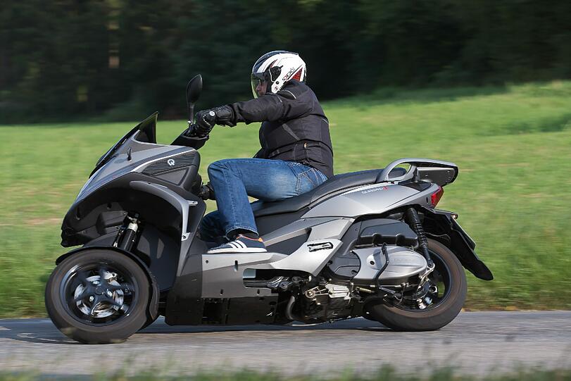 Cooler Flitzer: Der Dreirad-Roller Quadro3 kommt dank innovativer Neigetechnik sehr geschmeidig um die Kurve.