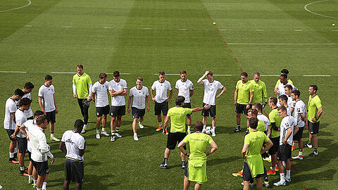 Wer spielt - und er muss auf der Bank Platz nehmen? Bundestrainer Jogi Löw hat am Samstagabend nochmal die Möglichkeit, seinen Kader zu testen. Gegner in Gelsenkirchen ist Ungarn.