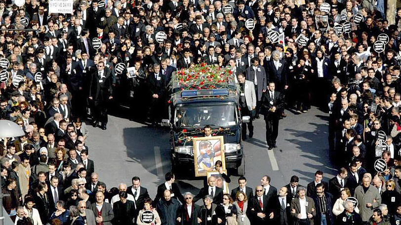 Tausende von Trauernden begleiten im Januar 2007 den Sarg des ermordeten armenisch-türkischen Journalisten Hrant Dink zu seinem Begräbnis.