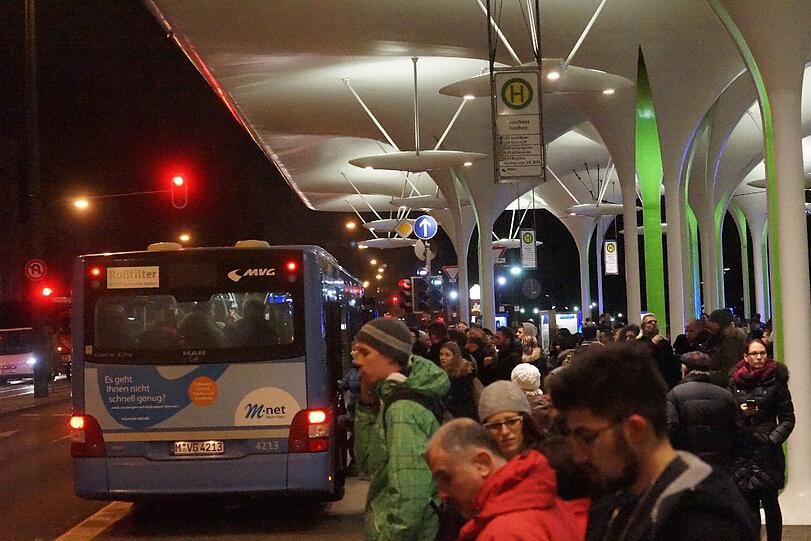 Weitere Bilder vom Feuerwehreinsatz an der U-Bahn-Haltestelle "Münchner Freiheit".
