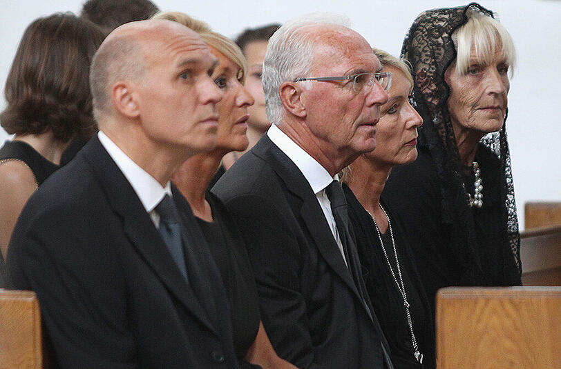 Abschiednehmen von Stephan Beckenbauer: Der Sohn von Fußballlegende Franz Beckenbauer wurde am Freitag beerdigt. Die Bilder der Trauerfeier zum Durchklicken.