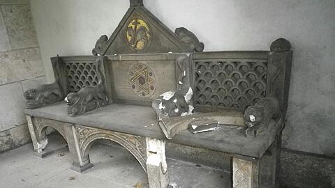 Kein würdiges Erinnern: Bilder von der sanierungsbedürftigen Gruft des &bdquo;Malerfürsten&ldquo; Franz von Lenbach auf dem Westfriedhof.