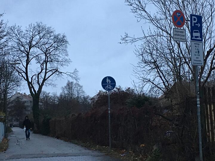 Drei Schilder weisen an der Lazarettstraße auf das absolute Halteverbot hin.