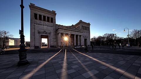 Der Königsplatz ist sicherlich einer von Münchens schönsten Plätzen: Vor allem, wenn wie hier an den Propyläen, die tiefstehende Sonne bei der Inszenierung so gekonnt mitwirkt.