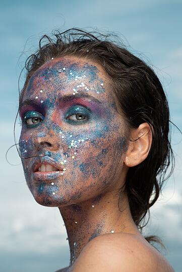 Bei Samira langten die Stylistinnen besonders tief in den Glitzer-Topf. Die Mischung aus Avatar-Style und Meerjungfrau in Verbindung mit ihren himmelblauen Augen hätte ihr um ein Haar den Tagessieg beschert.