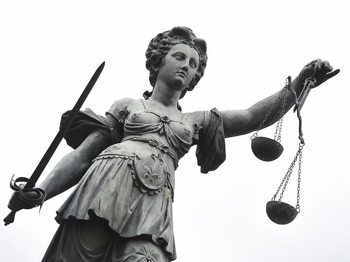 Eine Bronzeplastik der römischen Göttin der Gerechtigkeit, Justitia. Foto: picture alliance/dpa/Symbolbild