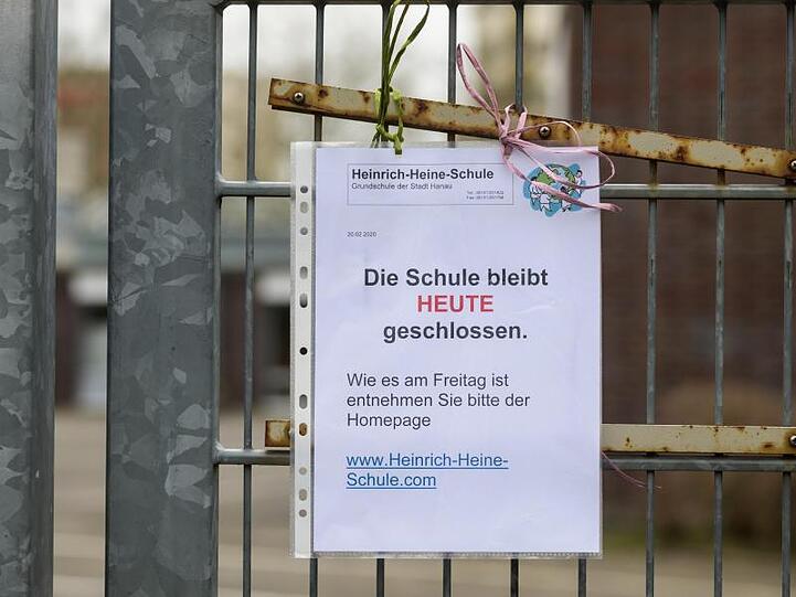 "Die Schule bleibt HEUTE geschlossen" - Zettel am Schultor der Heinrich-Heine-Schule im Hanauer Stadtteil Kesselstadt.