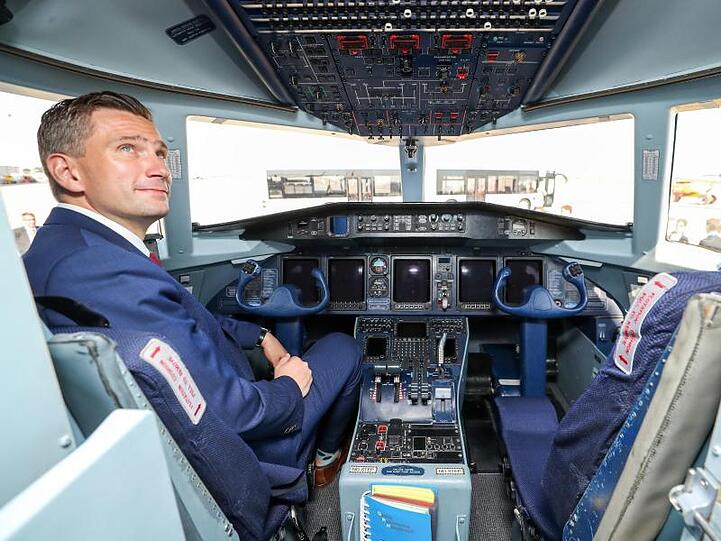 Martin Dulig, Wirtschaftsminister von Sachsen (SPD), sitzt in einer Dornier 328 auf dem Flughafen Leipzig-Halle. Foto: Jan Woitas