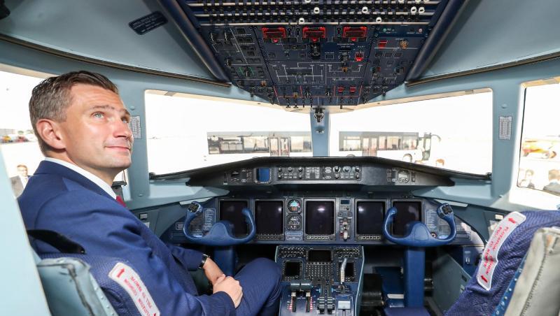 Martin Dulig, Wirtschaftsminister von Sachsen (SPD), sitzt in einer Dornier 328 auf dem Flughafen Leipzig-Halle. Foto: Jan Woitas Martin Dulig, Wirtschaftsminister von Sachsen (SPD), sitzt in einer Dornier 328 auf dem Flughafen Leipzig-Halle. Foto: Jan Woitas